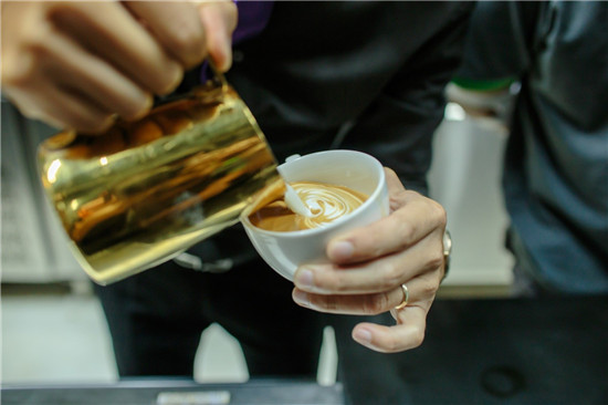barista thành thạo kỹ năng latte art