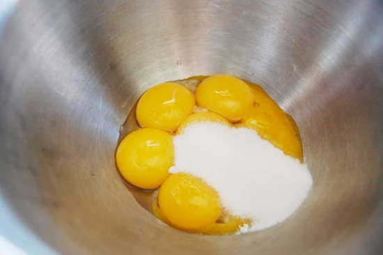Đánh bông trứng gà và đường cát