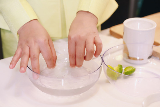 rửa tay với nước đá đường