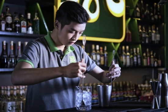 Phụ Bar – Bước Đệm Để Trở Thành Một Bartender Chuyên Nghiệp