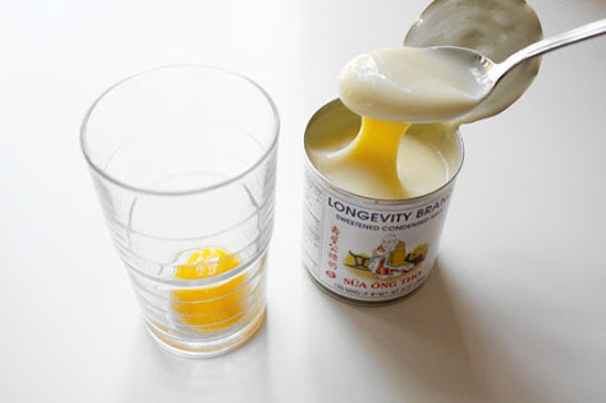 đánh trứng gà với sữa đặc