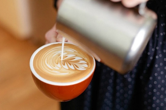 Kỹ thuật rót tự do hình lá trong latte art