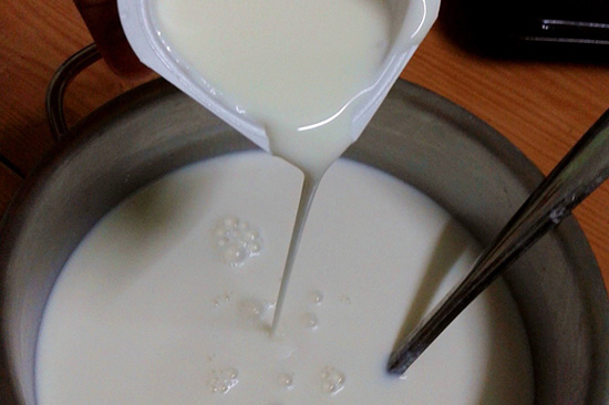 Cho sữa chua vào hỗn hợp sữa