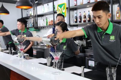 khách sạn quán bar tuyển bartender