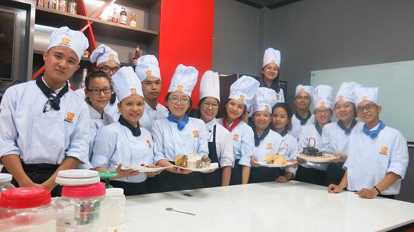Chị Nguyệt (thứ 2 từ trái qua) trong một giờ học làm bánh tại HNAAu