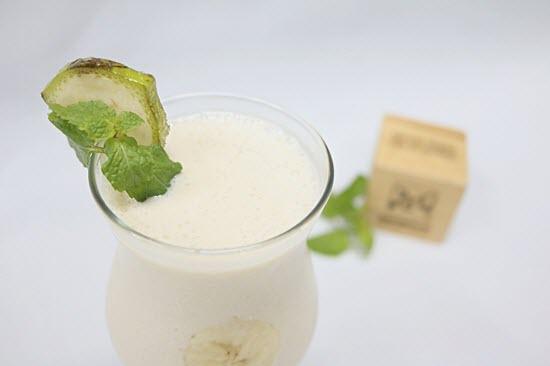 hình sinh tố chuối hạnh nhân