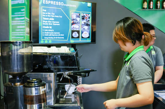 học viên chiết xuất cafe espresso