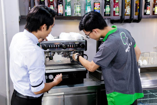 học viên dùng máy pha cafe