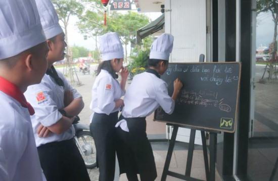 học viên HNAAu viết lên bảng