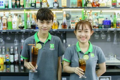 nhân viên phụ bar