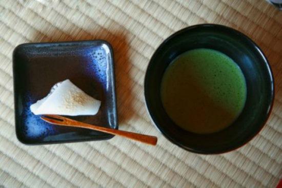 trà matcha và bánh wagashi