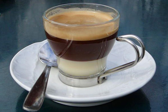 Kết hợp cà phê và sữa đặc thành cà phê Bombon