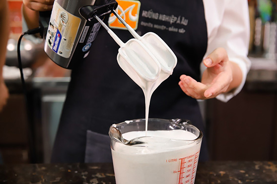Phương pháp đánh milk foam sánh 