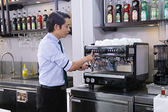 giảng viên thực hành máy pha cafe bán tự động