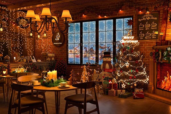 Làm mới bầu không khí quán cà phê của bạn với trang trí Noel đầy phong cách và sắc màu. Đại dương bông tuyết, đèn led và những hình trang trí đẹp mắt chắc chắn sẽ làm cho khách hàng yêu thích quán của bạn hơn bao giờ hết.