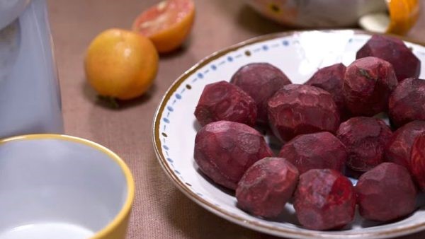 Gọt vỏ củ dền để pha chế nước ép củ dền