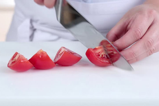 cắt cà chua thành múi